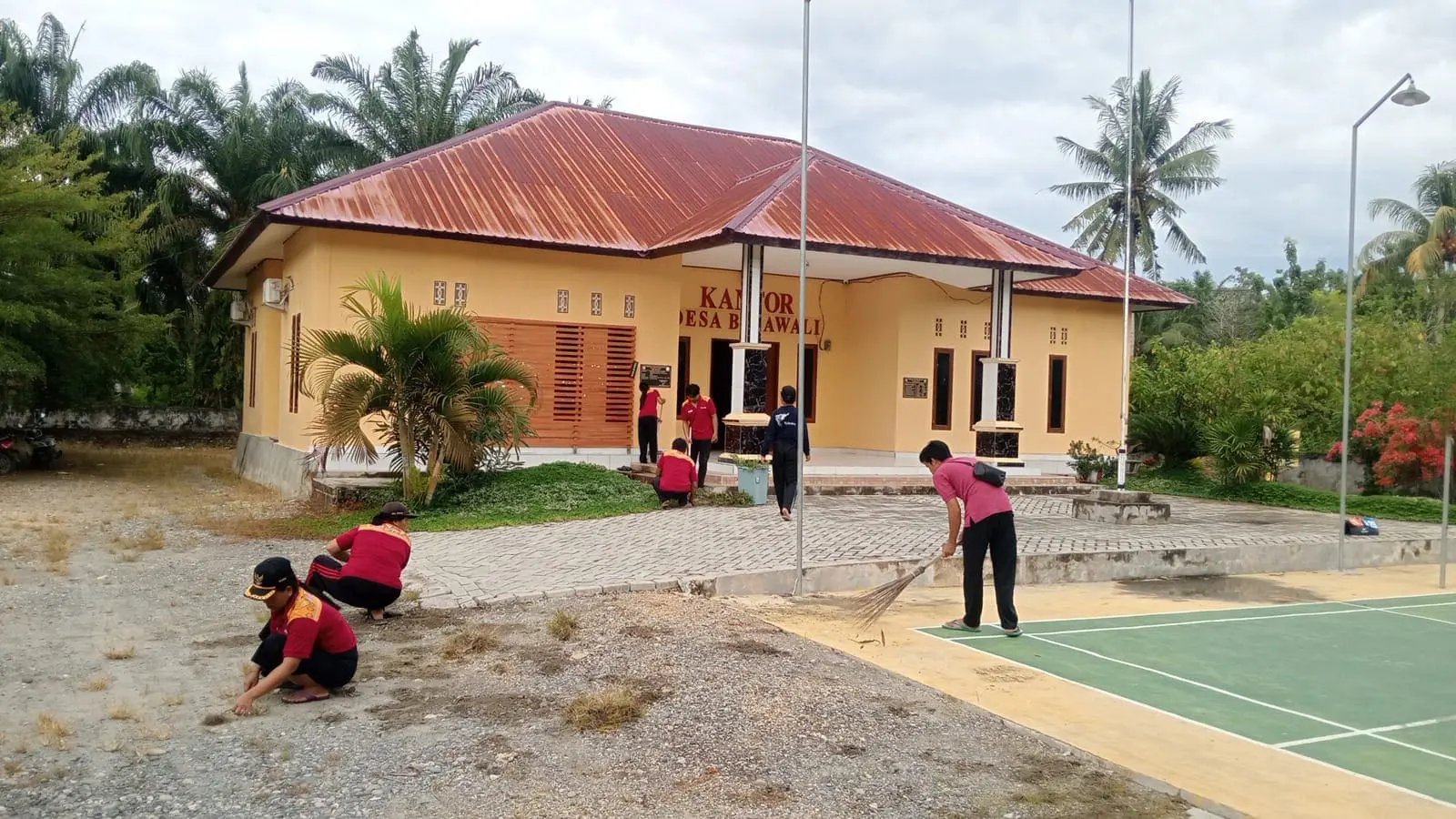 Gotong Royong Pembersihan Area Kantor Desa