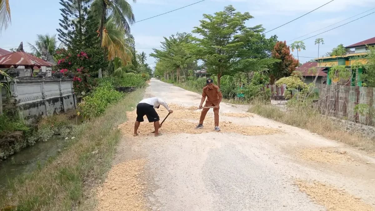 Gotong Royong Penambalan Jalan